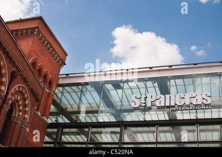 Ein Nebeneinander von Alter und neuer Architektur am Bahnhof St. Pancras International in London, England, UK. Stockfoto