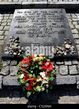 Ehemaligen KZ Auschwitz II Birkenau und heute ein staatliches Museum - Gedenktafel Holocaustopfern gewidmet Stockfoto