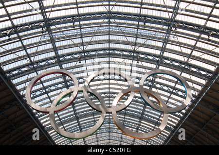 Olympische Ringe hängen vom Dach des St. Pancras International Station in London für die Spiele 2012. Stockfoto