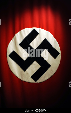 Ein original Nazi-Fahne des dritten deutschen Reiches hängt Stockfoto