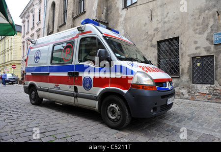 Ein Krankenwagen fährt durch Kazimierz, das alte jüdische Viertel von Krakau Stockfoto