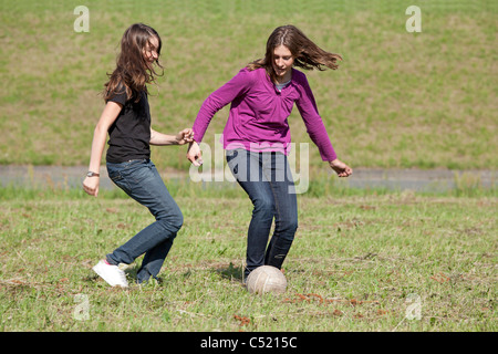 Teenager-Mädchen Fußball spielen Stockfoto