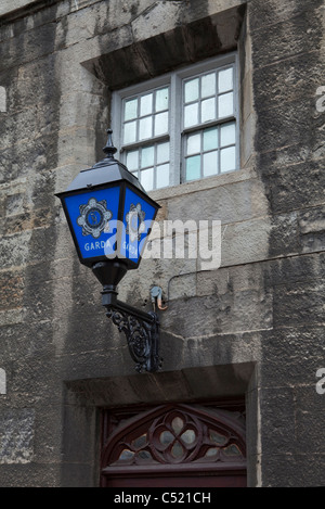 Blaue Garda Lampe außerhalb des Garda-Museums, Dublin Castle, Irland Stockfoto