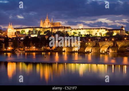 Abend Stimmung auf der Karlsbrücke vor der Prager Burg, Burgviertel, Hradcany, Prag, Tschechische Republik, Europa Stockfoto