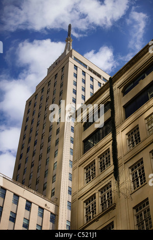Zwei klassische und elegante Gebäude auf der Suche sind in Sicht und schießen gegen ein bewölkter Himmel gegenübergestellt. Stockfoto