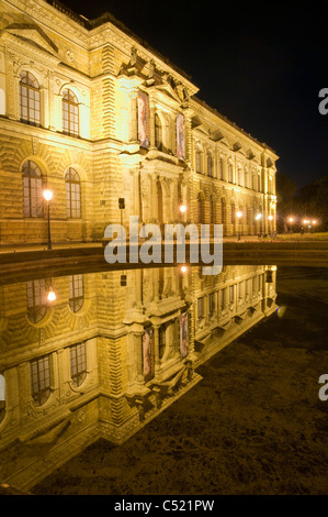 Zwinger Palace in der Nacht mit einer Reflexion im Wasser, Dresden, Sachsen, Deutschland, Europa Stockfoto