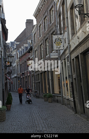 Menschen, die auf einer Straße in der Altstadt von Maastricht Stockfoto