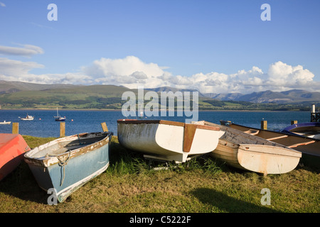 Boote auf dem Meer, mit Blick auf die Berge von Snowdonia auf dem Festland über die Menai Strait von Beaumaris, Isle of Anglesey, North Wales, UK, Großbritannien Stockfoto