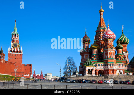 Fürbitte-Kathedrale (Basilius) und Spasski Turm des Moskauer Kreml am Roten Platz in Moskau. Russland. Stockfoto