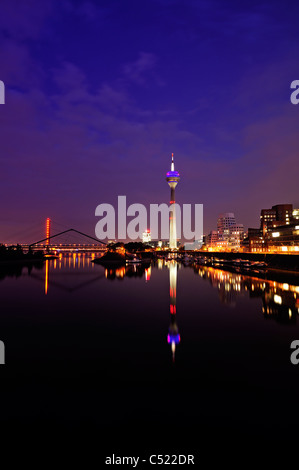 Nachtaufnahme des Medienhafens mit Rheinturm Turm und Neuer Zollhof von Frank Gehry, Düsseldorf (Medienhafen) Stockfoto