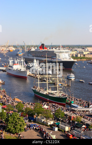 Queen Sie Mary 2 auf der Cruise Liner Parade während 822. Hafen Jubiläums, Hamburg, Deutschland Stockfoto