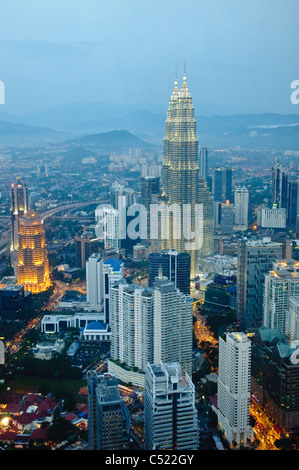 Petronas Twin Towers beleuchtet in der Nacht, Kuala Lumpur, Malaysia, Südostasien, Asien Stockfoto