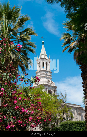 Einer der Glockentürme der großen Kathedrale auf der Plaza de Armas in Arequipa, Peru, Südamerika. Stockfoto