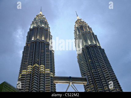 Petronas Twin Towers beleuchtet in der Nacht, Kuala Lumpur, Malaysia, Südostasien, Asien Stockfoto