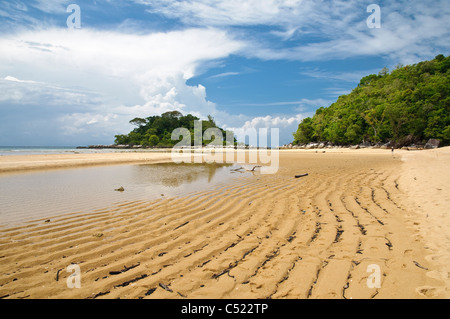 Strand von Paya mit Wellenmuster bei Ebbe, Pulau Tioman Island, Malaysia, Südostasien, Asien Stockfoto