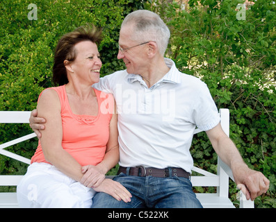 Mittleren gealterten paar auf einer Bank sitzend Stockfoto