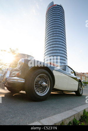 Austin Healey 3000 Mk III vor dem Jentower, Jena, Thüringen, Deutschland, Europa Stockfoto