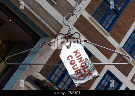 Riesige Kleiderbügel Werbedialogmaßnahmen Kingley Gericht in London Stockfoto