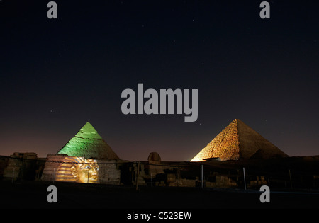 Die großen Pyramiden beleuchtet in der Nacht während der Ton- und Lichtshow, Gizeh, Kairo, Ägypten Stockfoto