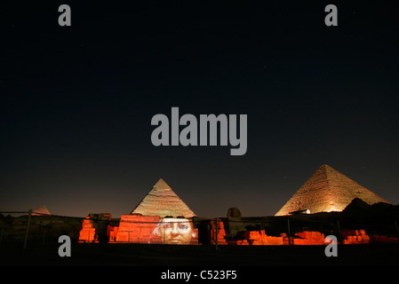 Die großen Pyramiden beleuchtet in der Nacht während der Ton- und Lichtshow, Gizeh, Kairo, Ägypten Stockfoto