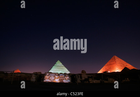 Die großen Pyramiden beleuchtet in der Nacht während der Ton- und Lichtshow, Gizeh, Kairo, Ägypten Stockfoto