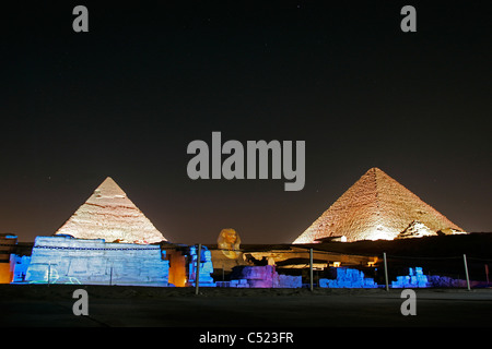 Die großen Pyramiden und die Sphinx beleuchtet in der Nacht während der Ton- und Lichtshow, Gizeh, Kairo, Ägypten Stockfoto