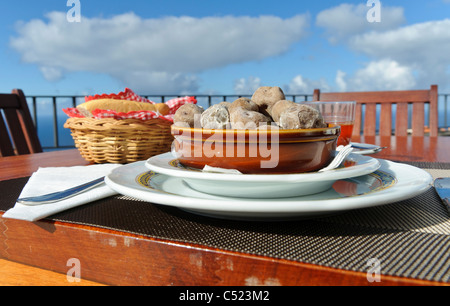 Traditionelle kanarische Küche, Kanarische runzlige Kartoffeln, Papas Arrugadas mit Rojo Mojo und Mojo Verde Saucen, Teneriffa Stockfoto