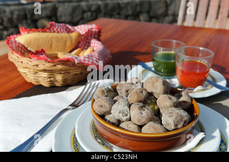 Traditionelle kanarische Küche, Kanarische runzlige Kartoffeln, Papas Arrugadas mit Rojo Mojo und Mojo Verde Saucen, Teneriffa Stockfoto