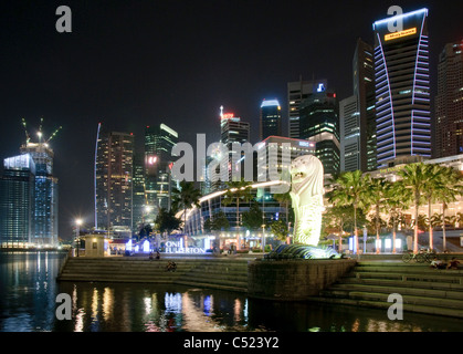 Der Merlion an der Marina Bay in der Nacht, Wahrzeichen der Stadt Singapur, Skyline von Bankenviertel, zentraler Geschäftsbezirk Stockfoto