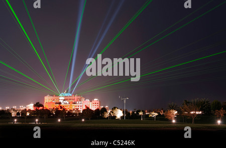 Emirates Palace, beleuchtet mit einer Lasershow, Corniche, Abu Dhabi, Emirat von Abu Dhabi, Vereinigte Arabische Emirate, Al Khubeirah Stockfoto