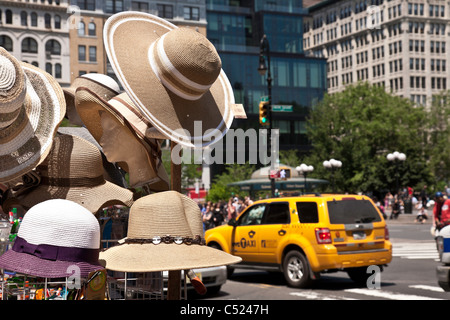 Union Square, Straßenhändler mit SUV-Taxi im Hintergrund, 14. Straße Szene und Taxis, NYC, USA Stockfoto