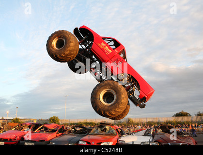 Monster-Truck einen Sprung zu tun Stockfoto