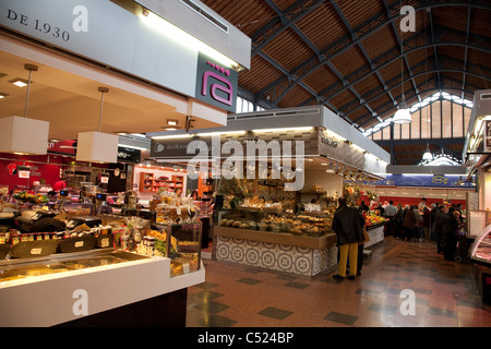 Innere des Llibertat Markt in Gràcia in Barcelona, Katalonien, Spanien Stockfoto