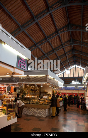 Innere des Llibertat Markt in Gràcia in Barcelona, Katalonien; Spanien Stockfoto