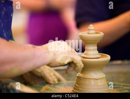 Nahaufnahme der Töpferei am Rad drehen Stockfoto