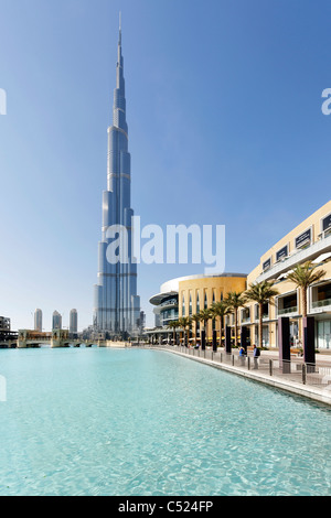 Burj Khalifa, das höchste Gebäude der Welt, 828m hoch, und der Außenbereich der Dubai Mall, das größte Einkaufszentrum der Welt Stockfoto