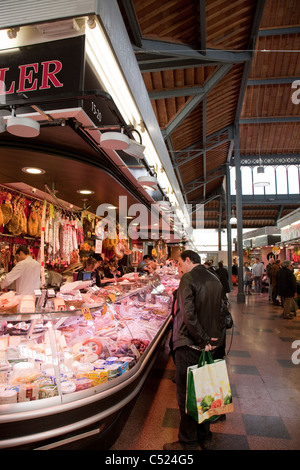 Innenseite der Llibertat Markt im Stadtteil Gracia in Barcelona. Katalonien; Spanien Stockfoto