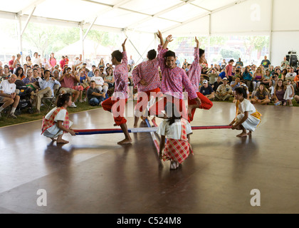 Tinikling (Philippine Volkstanz) Darsteller auf der Bühne - Smithsonian Folklife Festival, Washington, DC USA Stockfoto