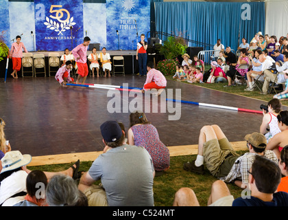 Tinikling (Philippine Volkstanz) Darsteller auf der Bühne - Smithsonian Folklife Festival, Washington, DC USA Stockfoto