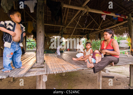 Indigene Fluss Menschen Familie im kleinen Dorf am Rio El Tigre, Nebenfluss, dem Amazonas in Loreto, Peru Stockfoto