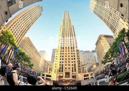 Rockefeller Center Plaza, GE Building, Manhattan, New York City, USA, 2011 (180 Grad fisheye-Objektiv-Ansicht) Stockfoto