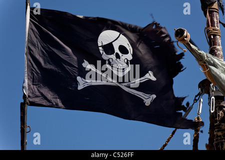 Schwarze Flagge Totenkopf mit Augenklappe Stockfoto