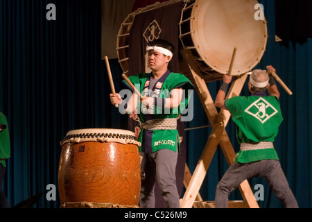 Deaktivierte japanische Männer mit eingeschränktem Hörvermögen (taub) spielen Taiko-Trommeln auf der Lao National Kultursaal in Vientiane, Laos. Stockfoto