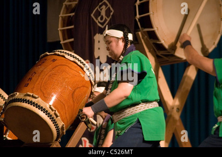 Deaktivierte japanische Männer mit eingeschränktem Hörvermögen (taub) spielen Taiko-Trommeln auf der Lao National Kultursaal in Vientiane, Laos. Stockfoto