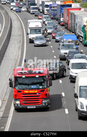 Blick von oben nach unten auf der belebten Autobahn M25 mit Autos Lkw & Nutzfahrzeuge in Stau durch Unfall, Feuer Motor versucht, UK zu erreichen verursacht Stockfoto