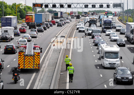 Blick von oben nach unten auf der belebten Autobahn M25 Stau Notdienste teilnehmen zu zwei Unfällen auf beide Richtungen Fire Engine kommt Großbritannien Stockfoto