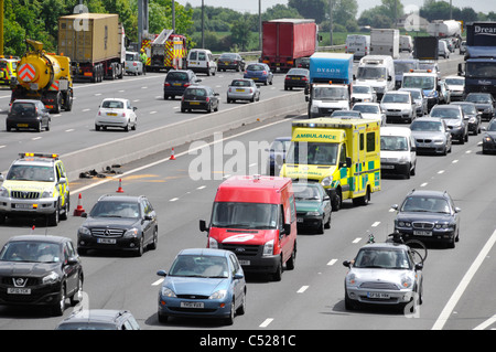 M25 Autobahn Notdienste, Teilnahme an zwei Unfälle auf gegenüberliegenden Fahrbahnen Krankenwagen ankommen Stockfoto