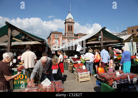 Shopper kaufen lokale angebaute Obst und Gemüse auf einem belebten Markt in Chesterfield, England, Vereinigtes Königreich Stockfoto