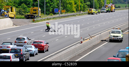 Autobahn Notdienste Teilnahme an zwei Unfälle auf gegenüberliegenden Fahrbahnen, klar Highways Agency Verkehr Offiziere Schutt Stockfoto