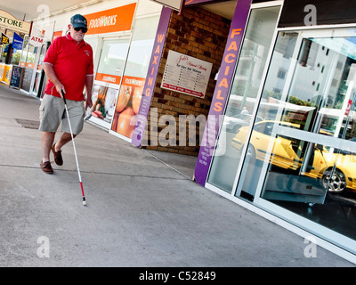 Blinder Mann zu Fuß auf Pflaster mit Rohrstock im shopping-Bereich Stockfoto